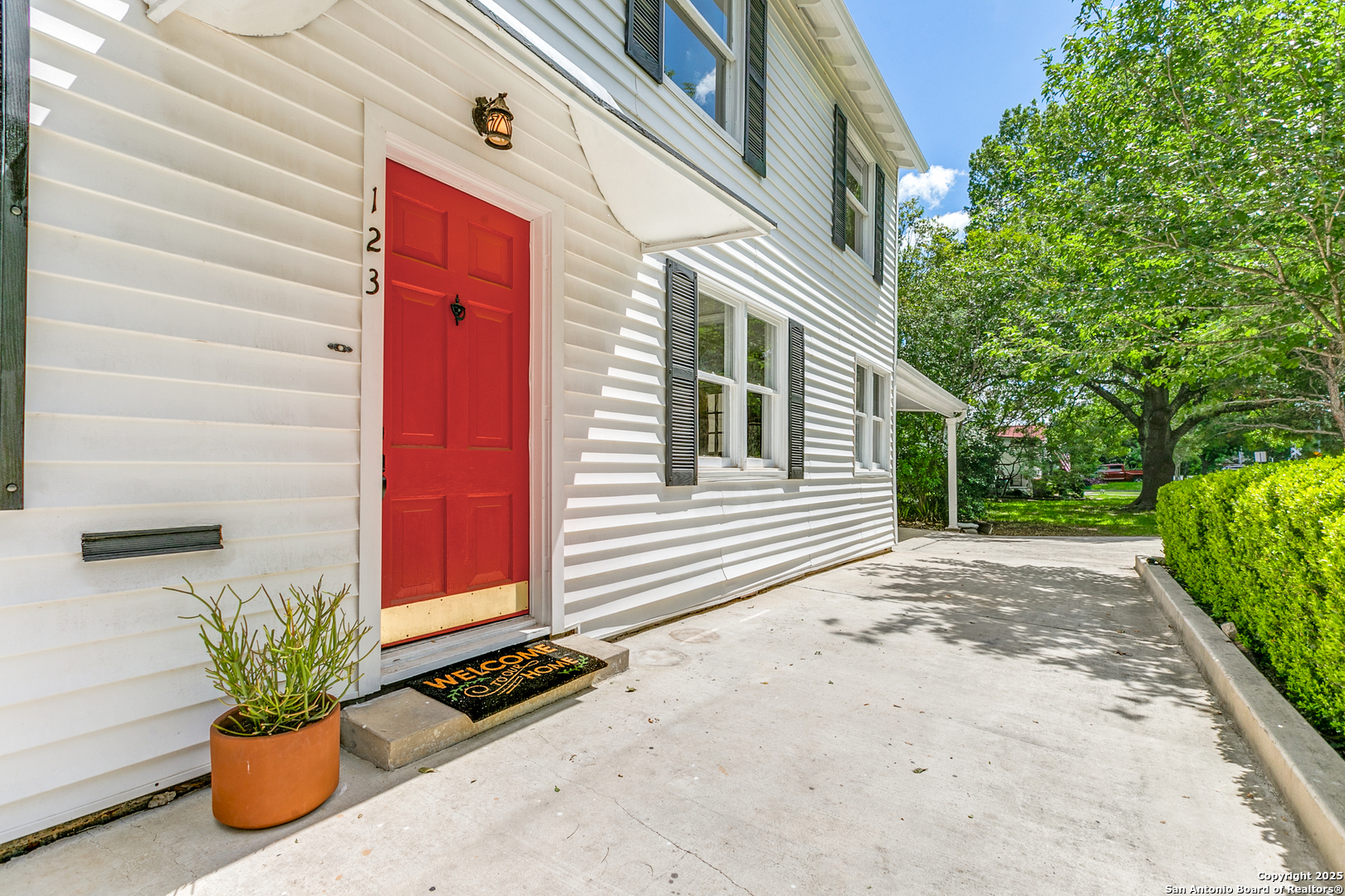 123 W Mandalay