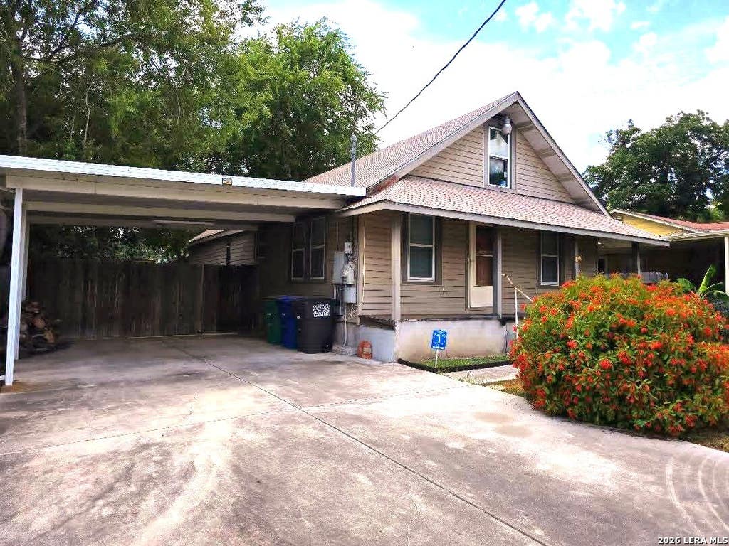 Photo of 2010 W Hermosa Dr, San Antonio, TX 78201 (MLS # 2008727)