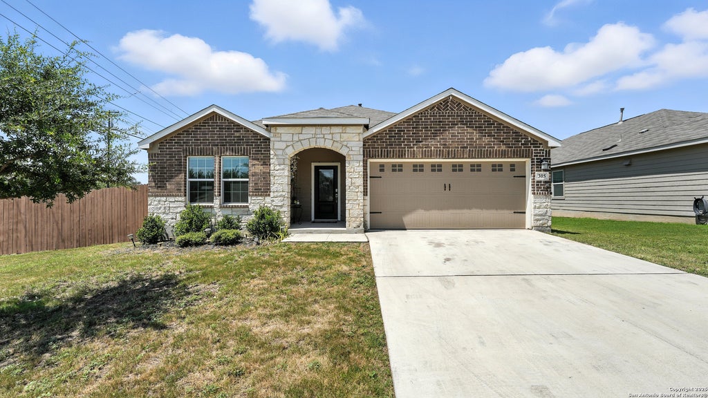 Photo of 305 N Kowald Ln, New Braunfels, TX 78130 (MLS # 2019814)