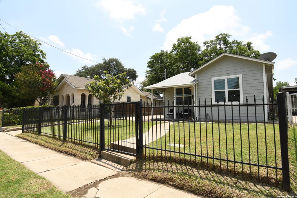 Photo of 302 PRUITT AVE, San Antonio, TX 78204 (MLS # 1969186)