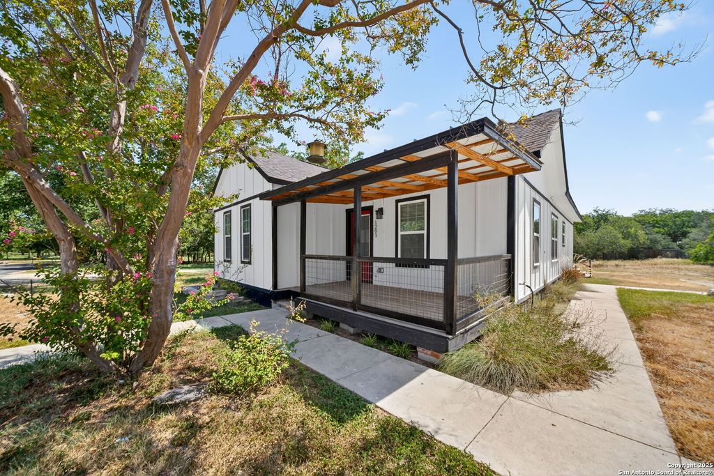 Photo of 1203 avenue j, Hondo, TX 78861 (MLS # 1922966)