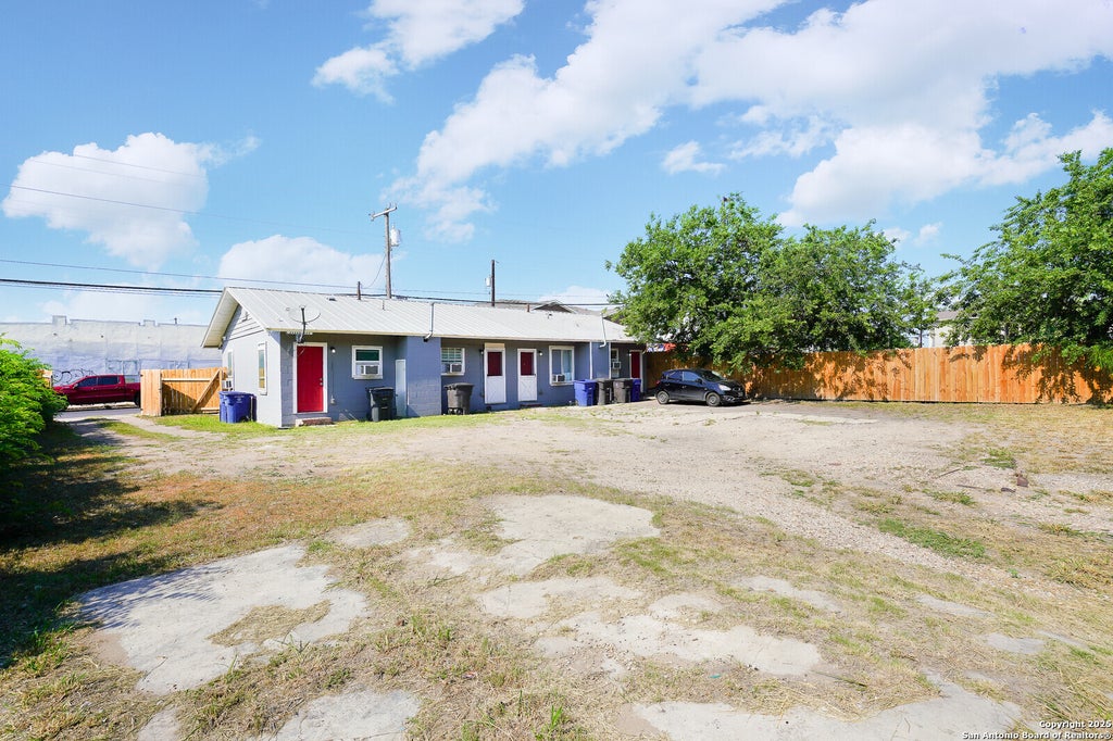 Photo of 1007 EL PASO ST, San Antonio, TX 78207 (MLS # 1962027)