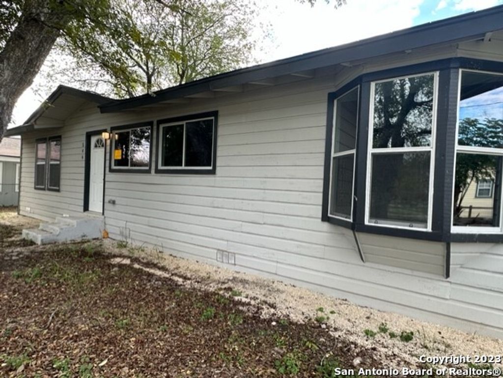 Photo of 546 W Petaluma Blvd, San Antonio, TX 78221 (MLS # 1957013)