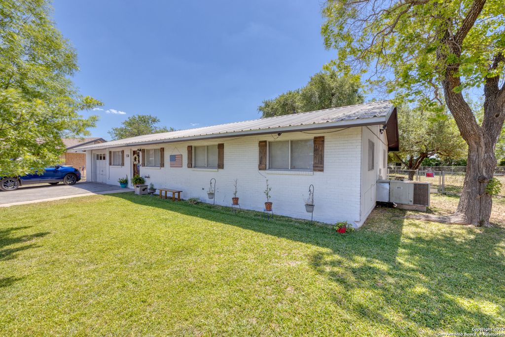 Photo of 317 STUDER CR, Uvalde, TX 78801 (MLS # 1918513)