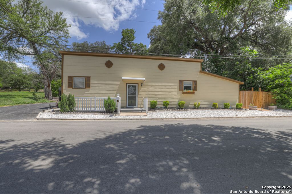 Photo of 332 W Klein, Seguin, TX 78155 (MLS # 1878498)