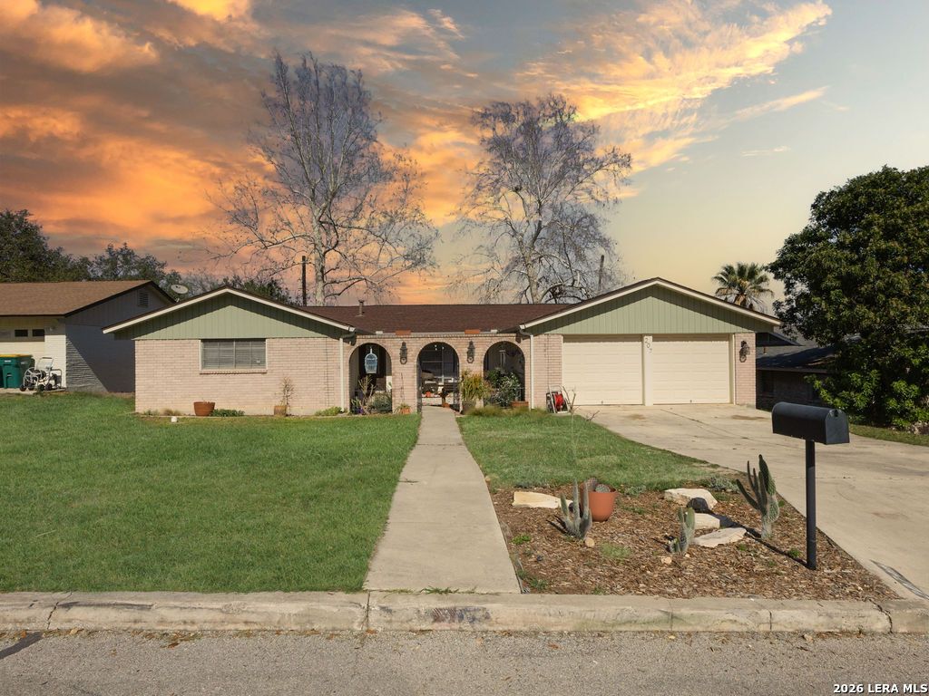Photo of 207 Greycliff, Live Oak, TX 78233 (MLS # 1949723)