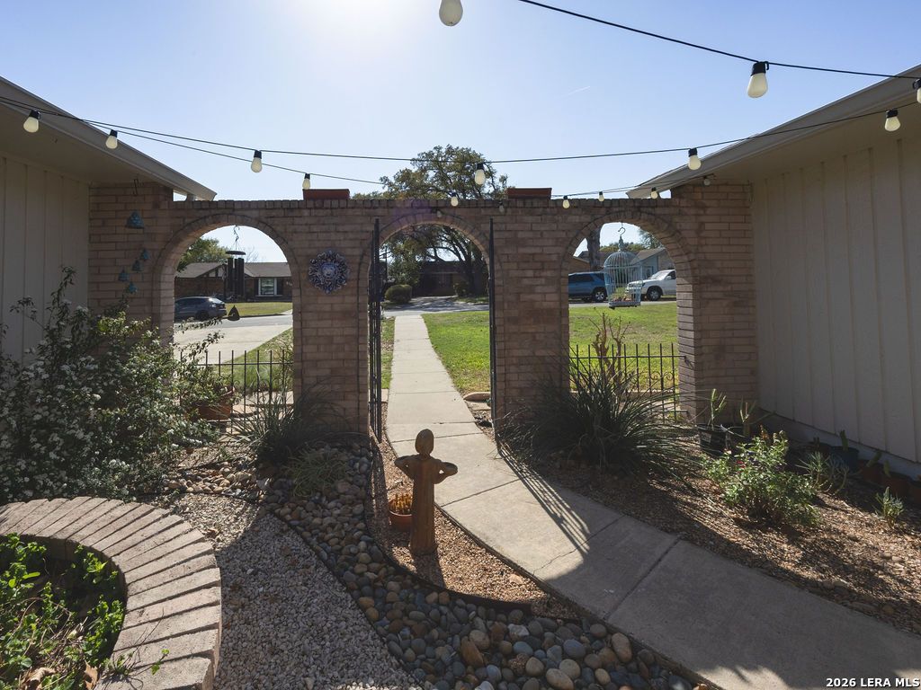 Photo of 207 Greycliff, Live Oak, TX 78233 (MLS # 1949723)
