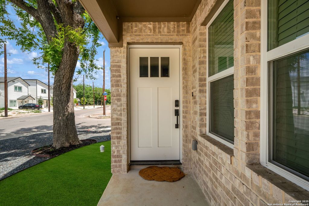 Photo of 1108 S Gevers St, San Antonio, TX 78203 (MLS # 1865861)