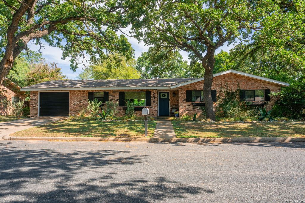 Photo of 204 Forest Trail Drive, Fredericksburg, TX 78624 (MLS # 1938406)