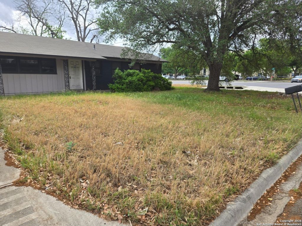 Photo of 105 N Moss, Seguin, TX 78155 (MLS # 1927363)