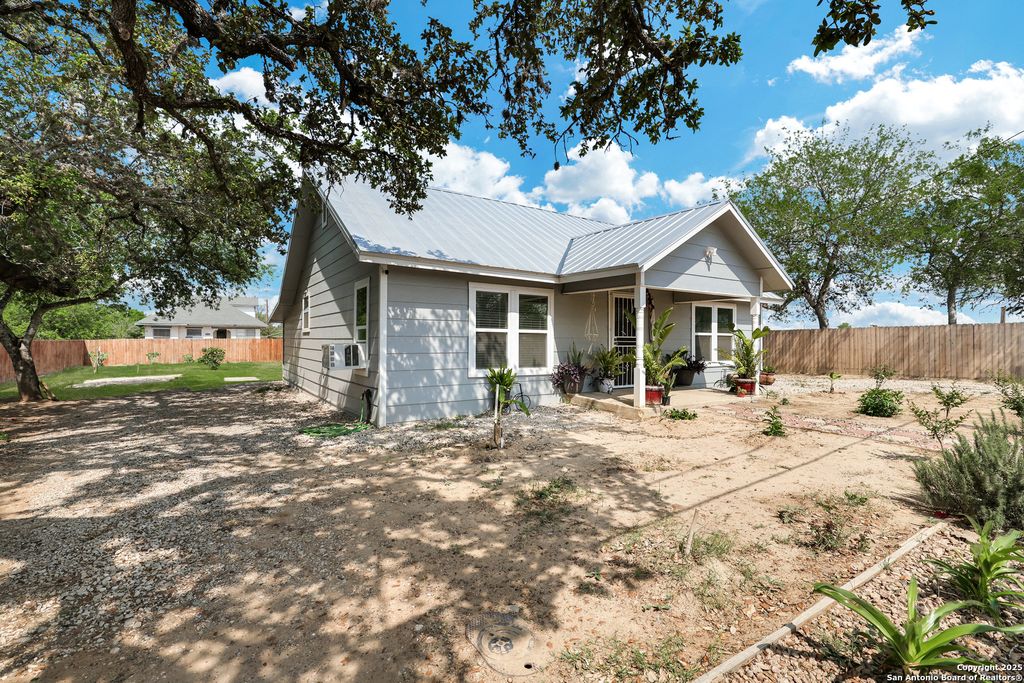Photo of 507 Hayden, Devine, TX 78016 (MLS # 1855905)