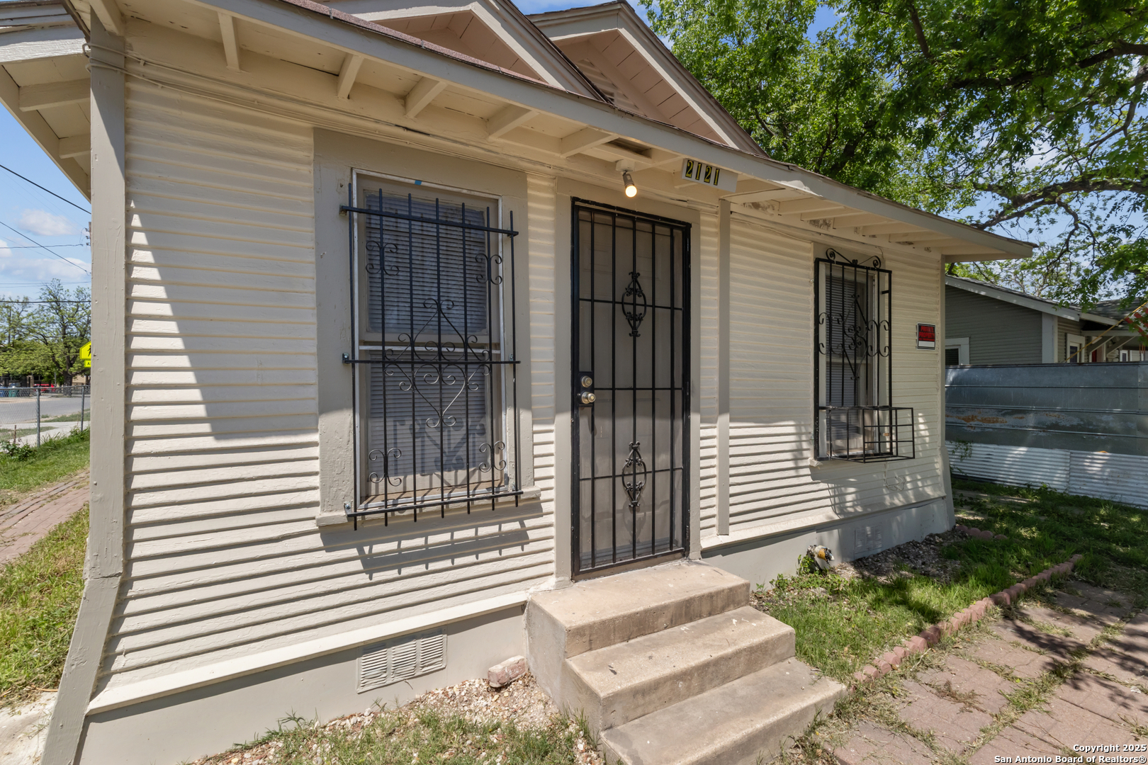 2121 San Fernando