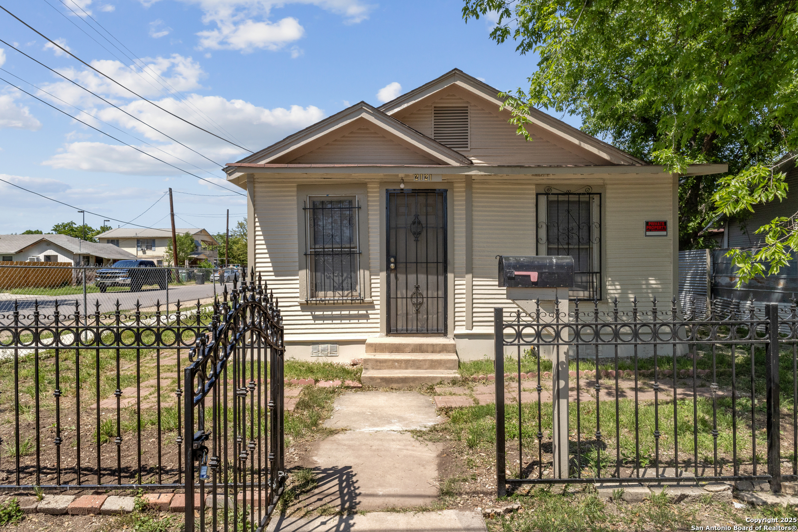 2121 San Fernando