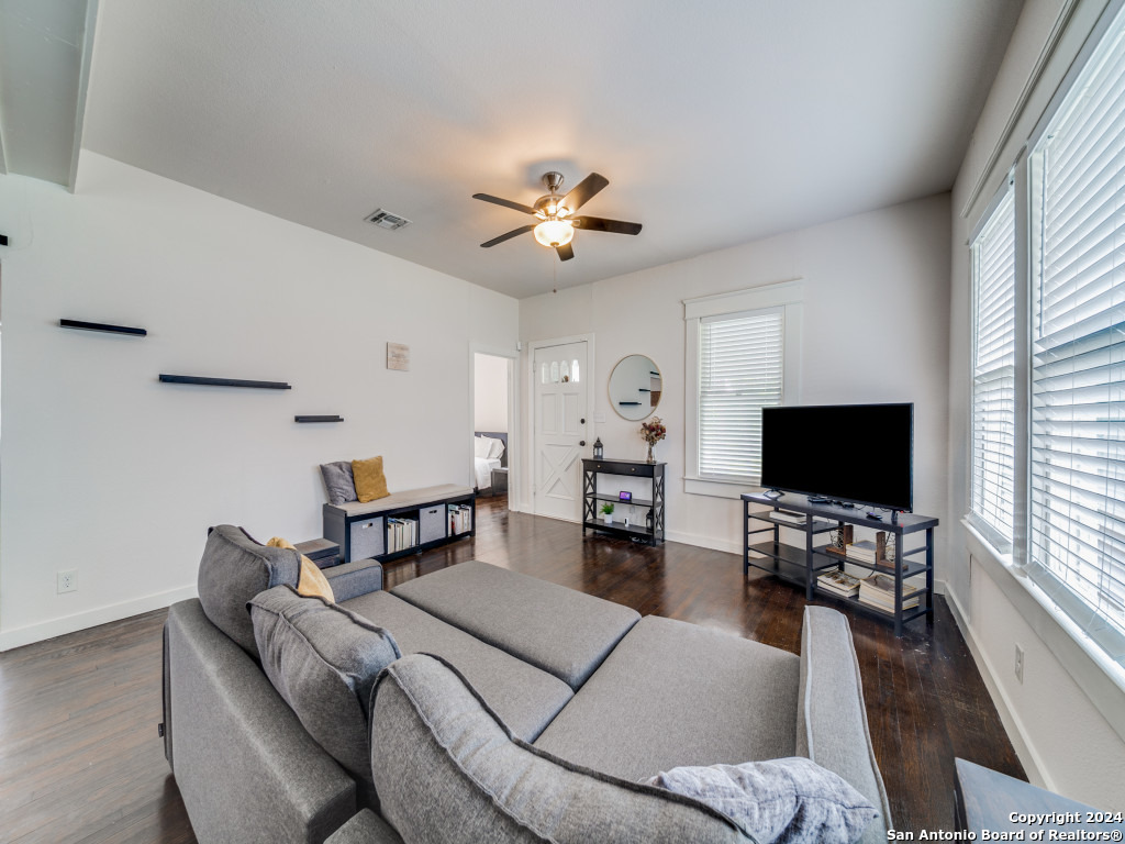 901 W Woodlawn Ave