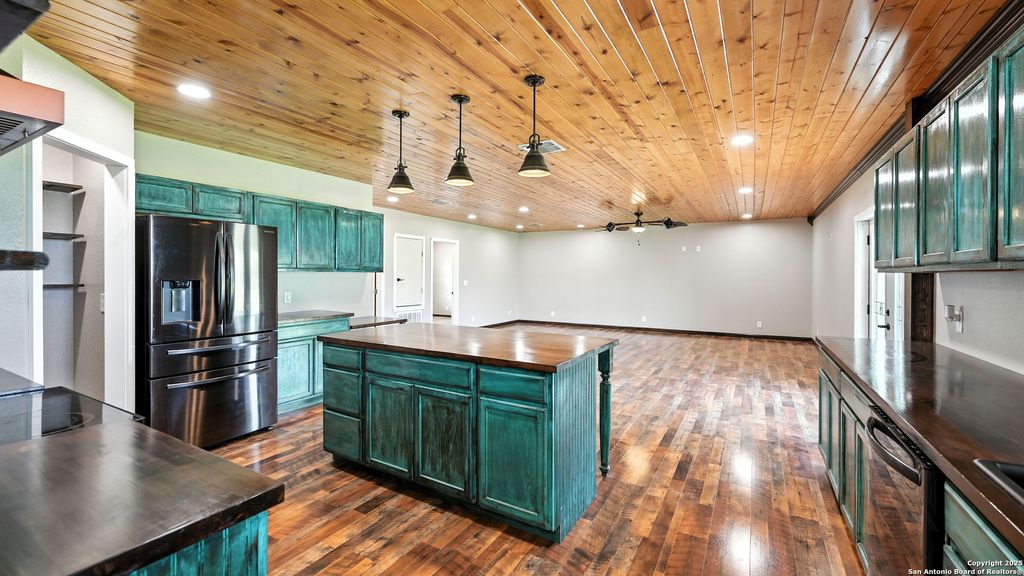 Photo of 1291 Link, Seguin, TX 78155 (MLS # 1886338)