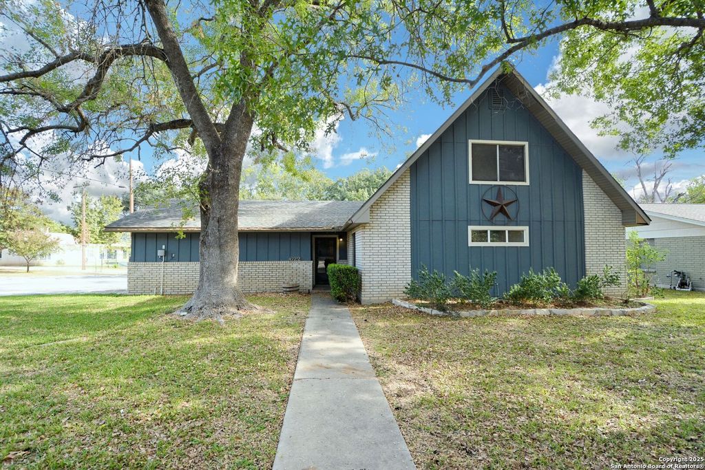 Photo of 622 Creek, New Braunfels, TX 78130 (MLS # 1915815)