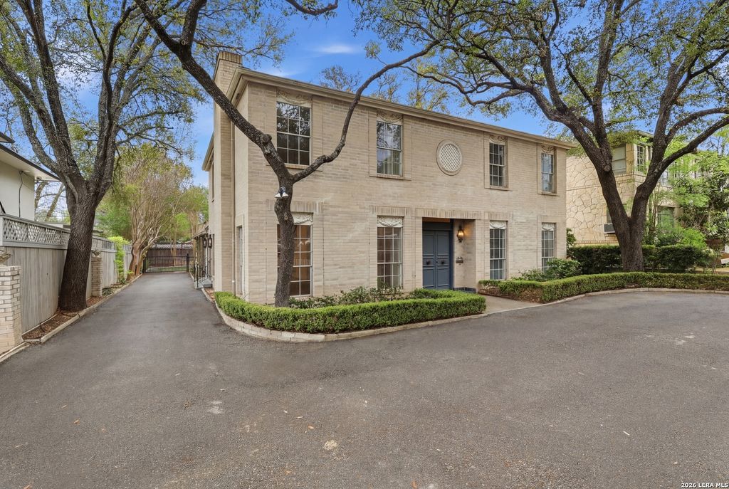 Photo of 484 E Olmos Dr, Olmos Park, TX 78212 (MLS # 1954986)