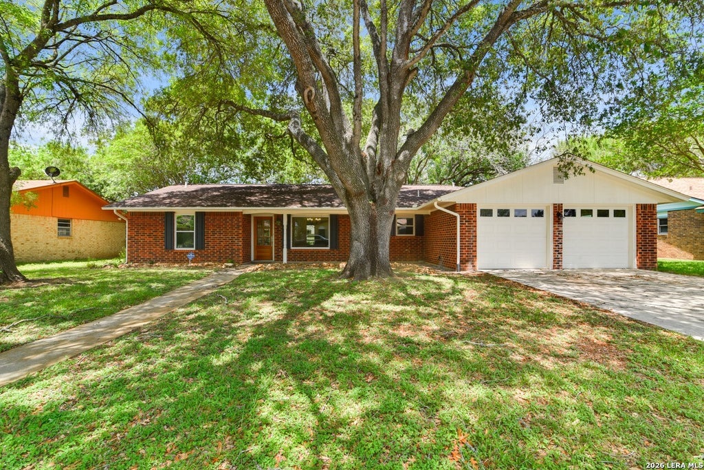 Photo of 212 Galvin Dr, Seguin, TX 78155 (MLS # 2021703)
