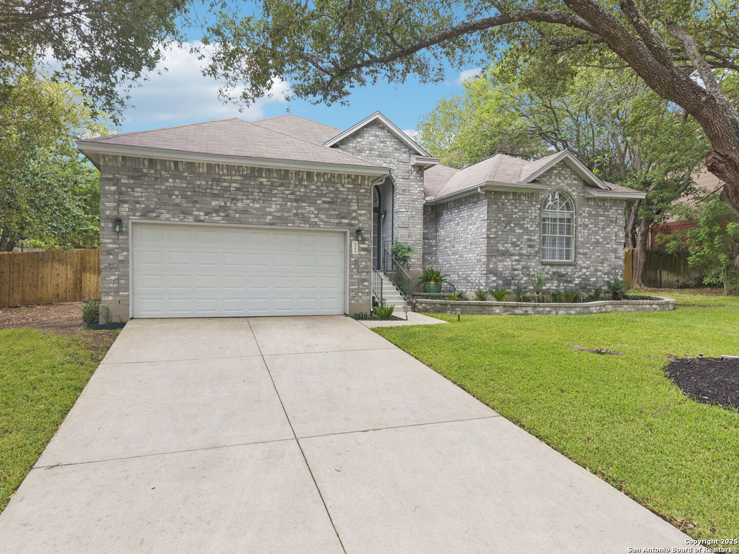 2204 Encino Cliff