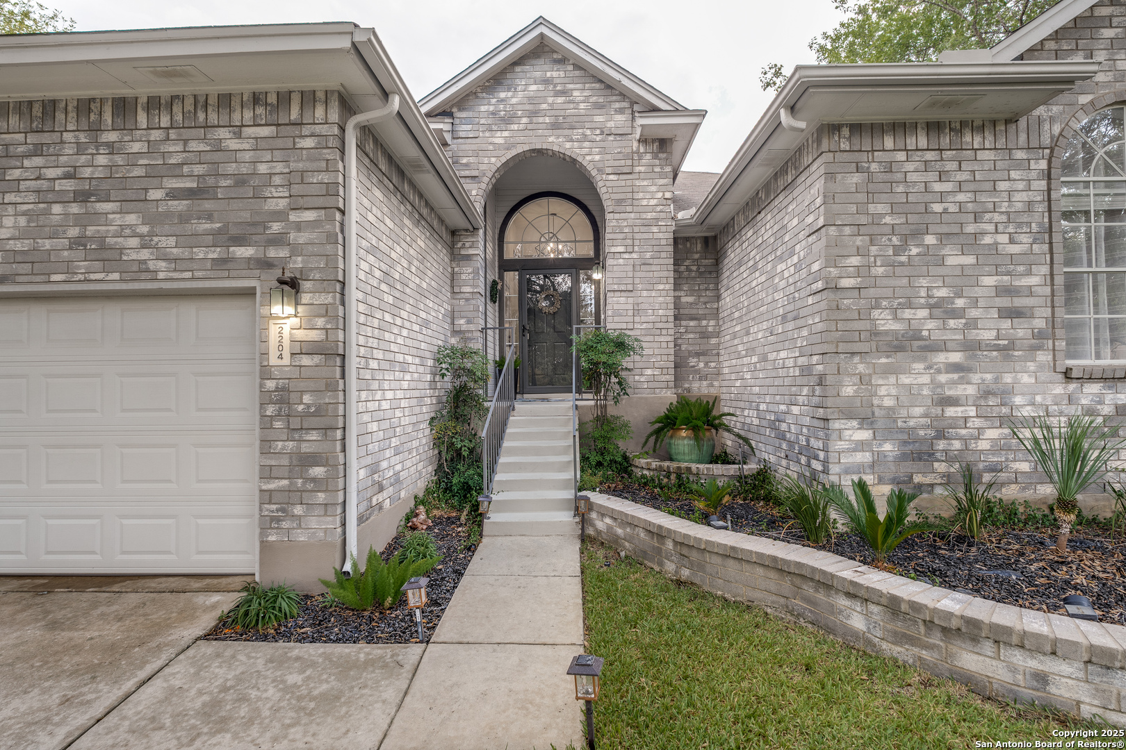 2204 Encino Cliff