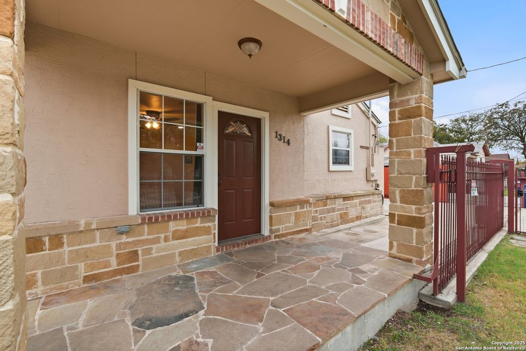 Photo of 1314 W Theo Ave, San Antonio, TX 78225 (MLS # 1927107)