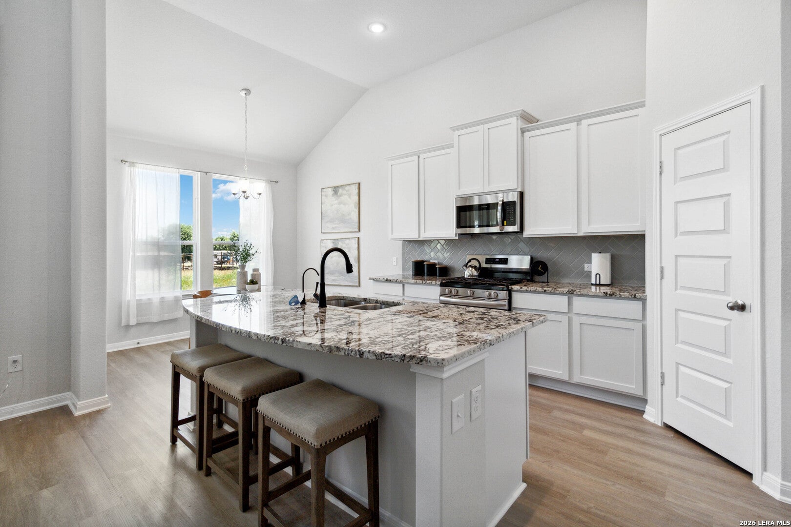 525 ALTA VISTA DR