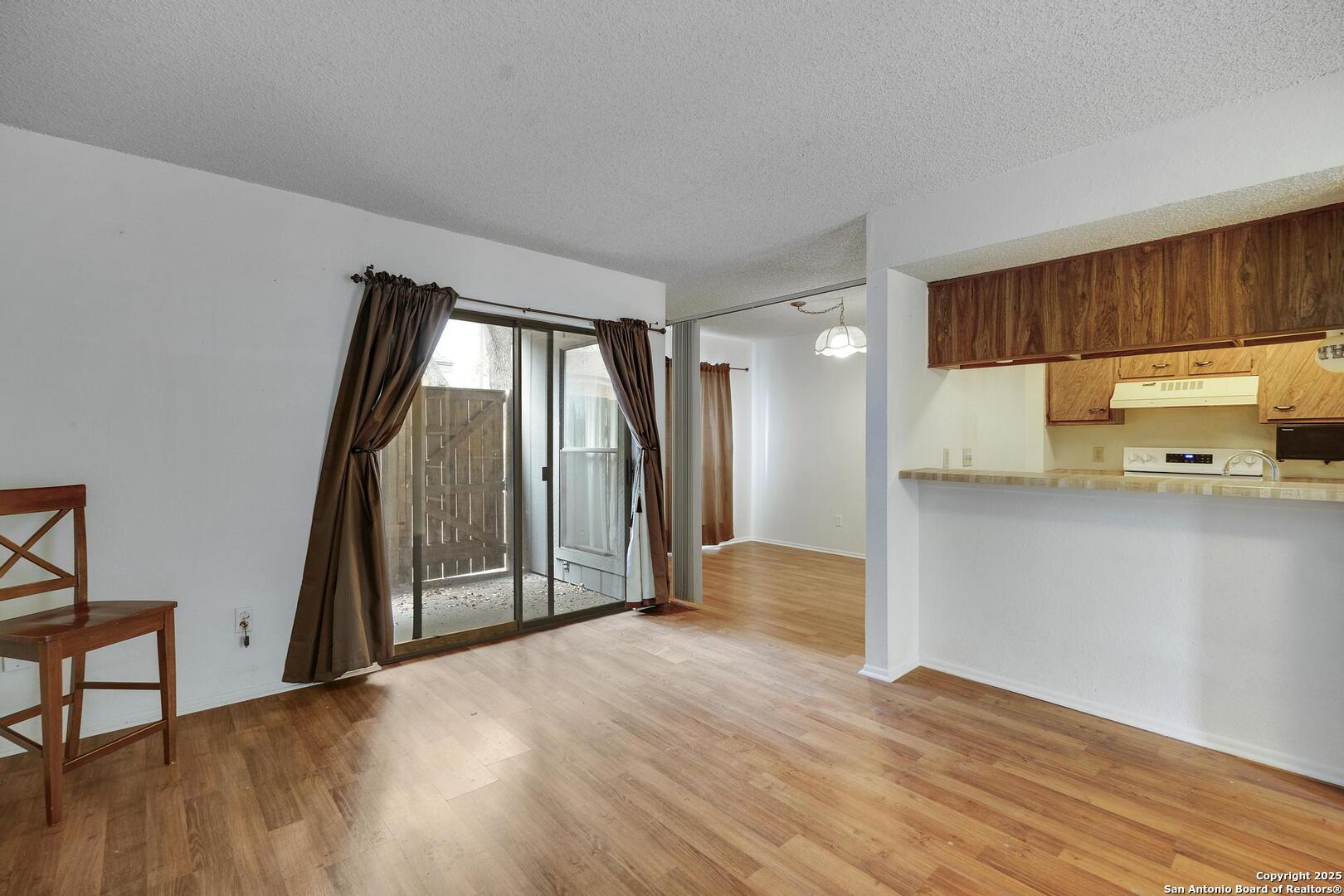3843 BARRINGTON 120E
