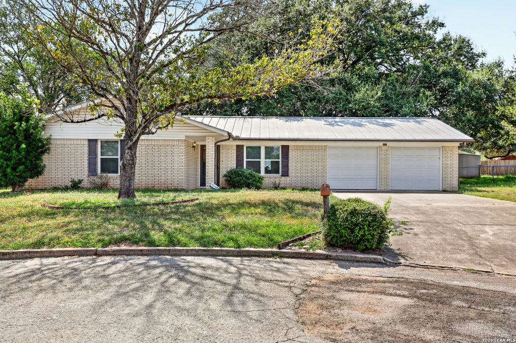 Photo of 515 GEORGIA ANN DR, Pleasanton, TX 78064 (MLS # 2005810)