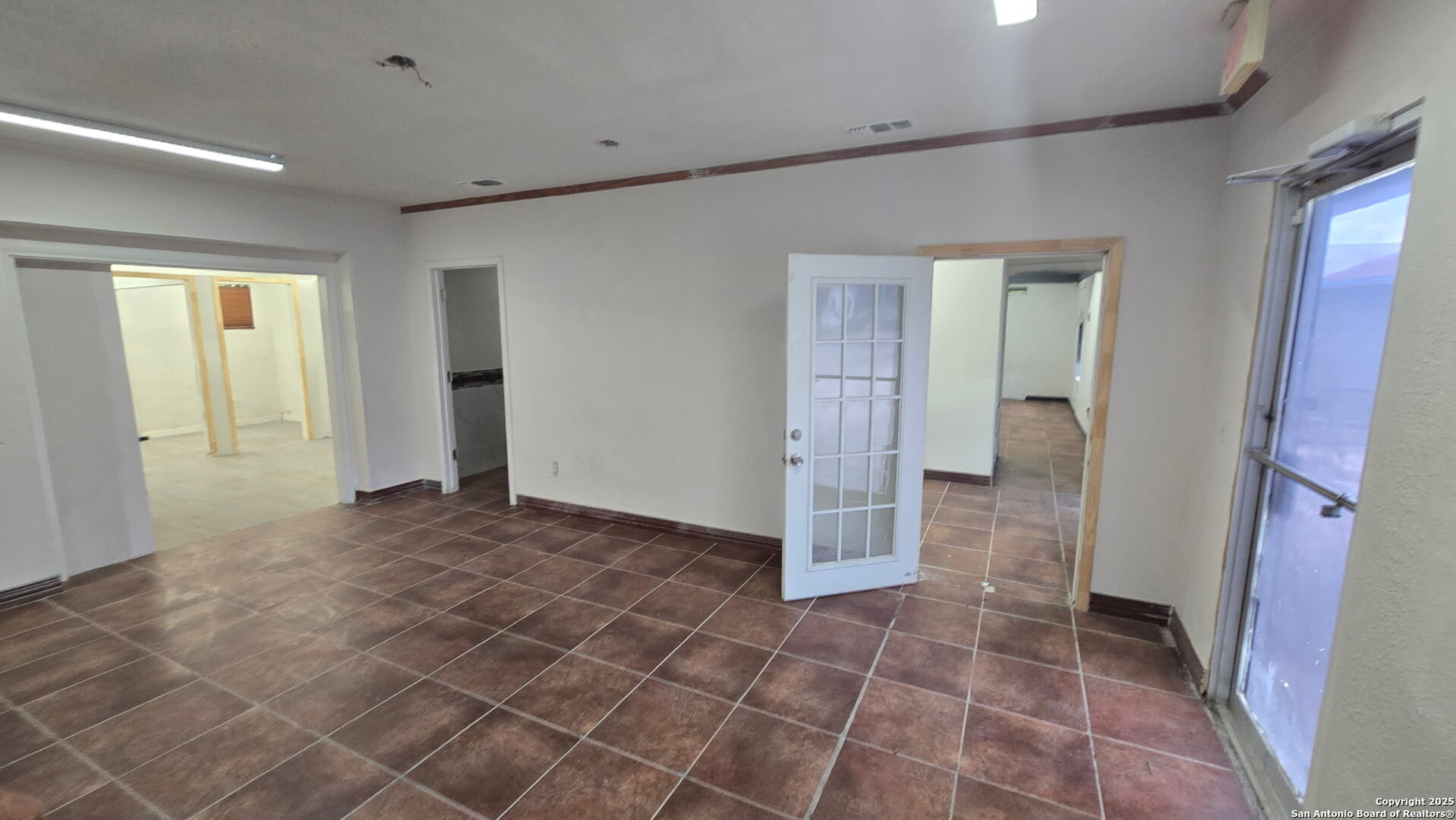 2903 E Houston