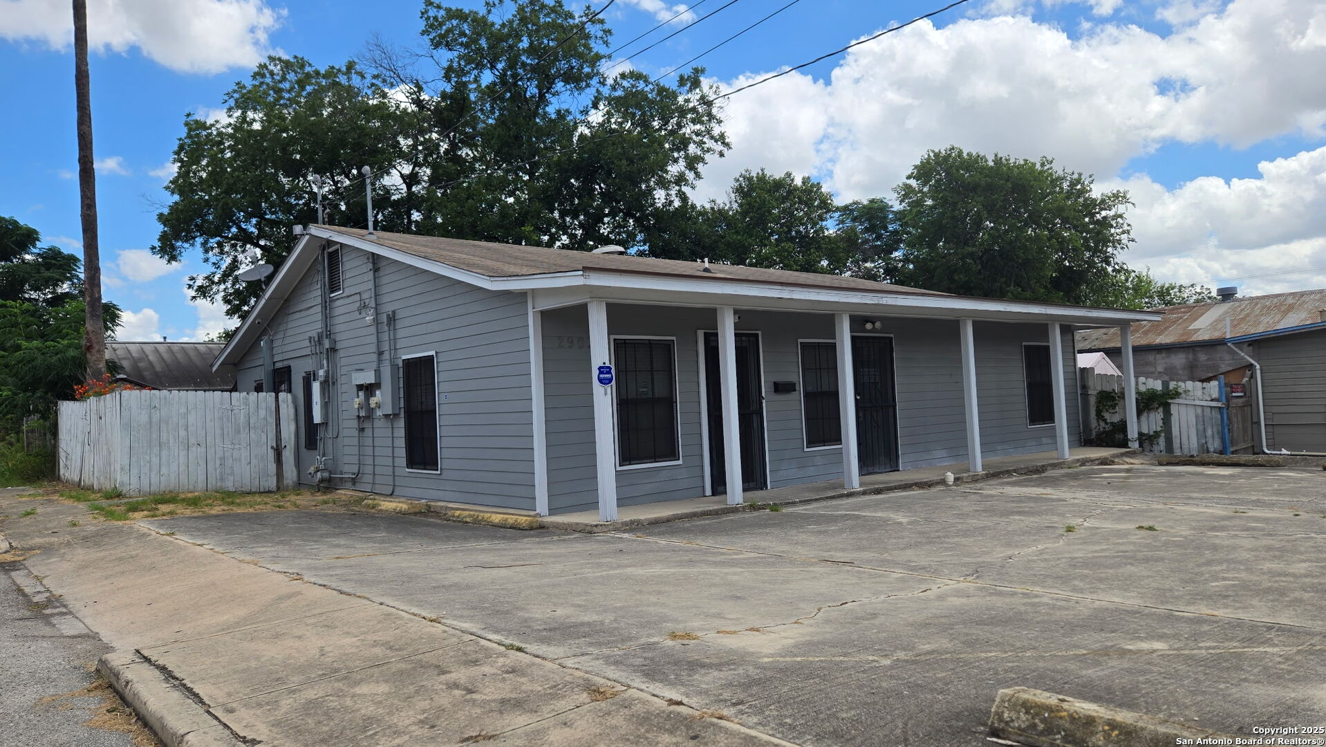 2903 E Houston