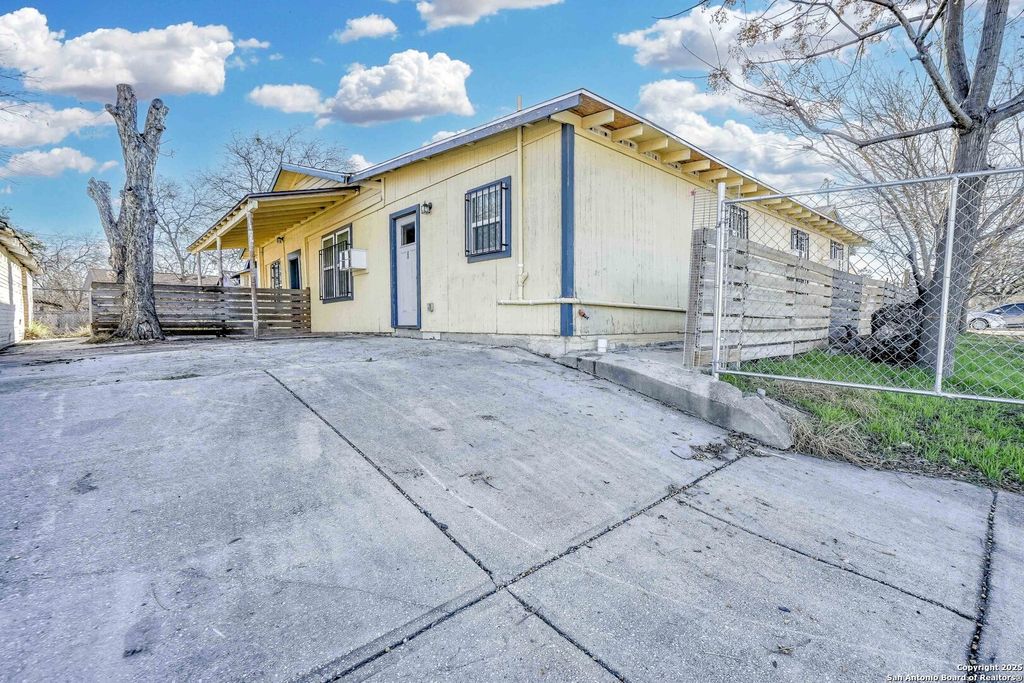 Photo of 1114 S San Marcos, San Antonio, TX 78207 (MLS # 1943977)
