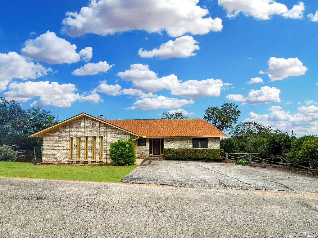 Photo of 132 W Outer Drive, Canyon Lake, TX 78133 (MLS # 1886990)