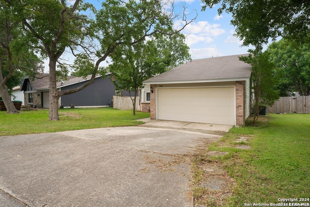Photo of 9844 FORTUNE RIDGE DR, Converse, TX 78109 (MLS # 1961640)