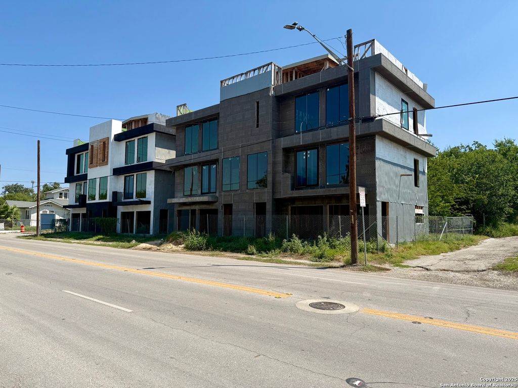 Photo of 412 S Hackberry St, San Antonio, TX 78203 (MLS # 1910354)