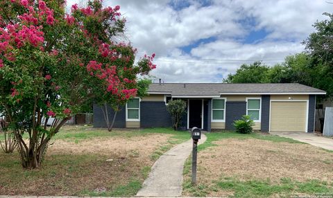Single Family Residence in San Antonio TX 618 Pinewood Ln.jpg