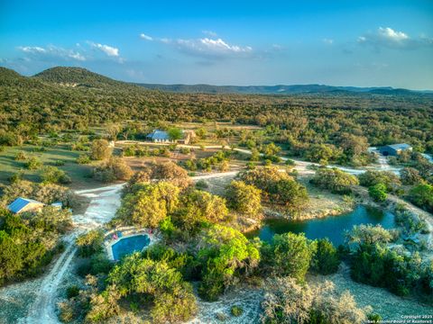 2700 little creek Utopia TX 78884