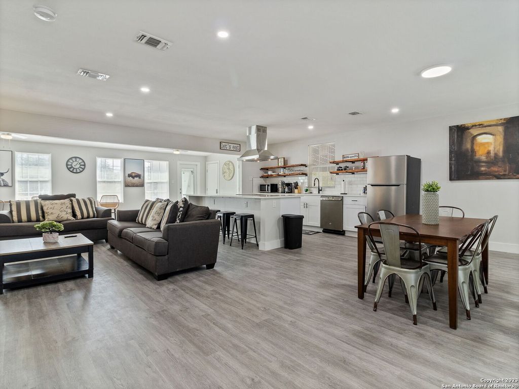 Photo of 444 BEVERLY DR, San Antonio, TX 78228 (MLS # 1733873)