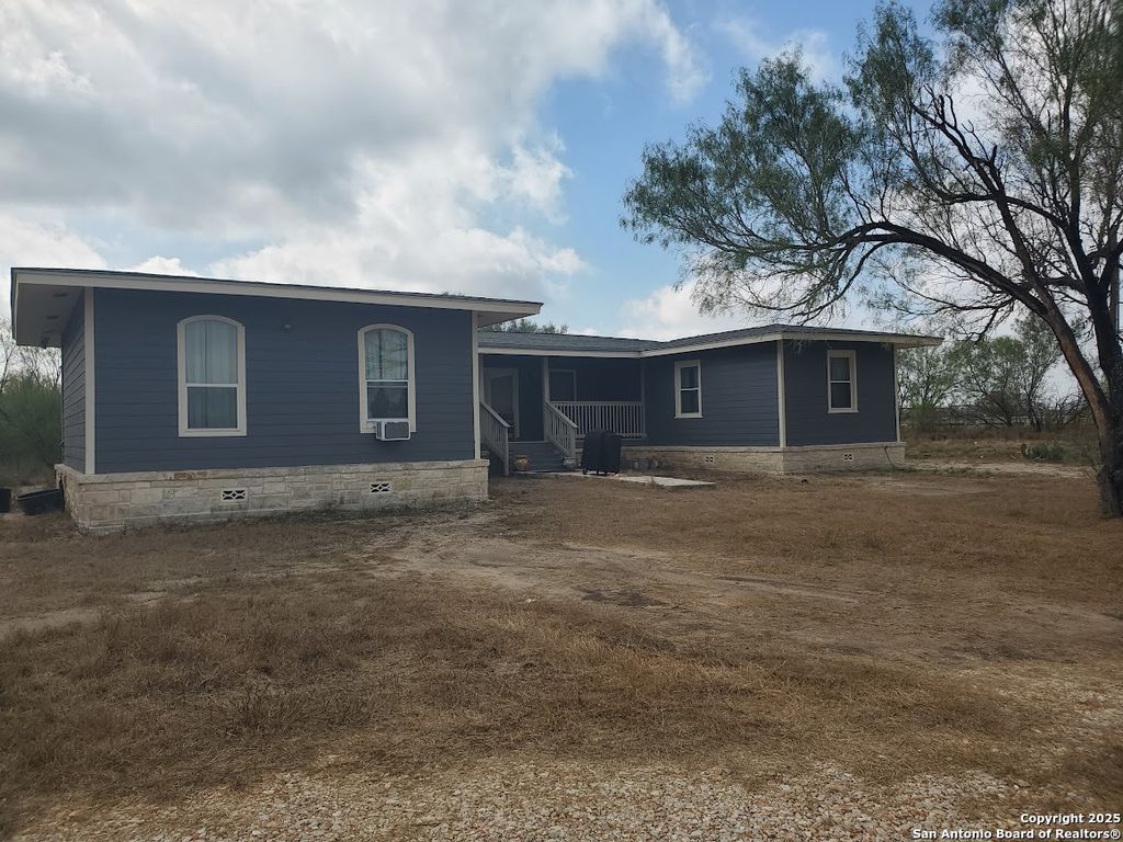 Photo of 320 Pullins Drive, Pleasanton, TX 78064 (MLS # 1918510)