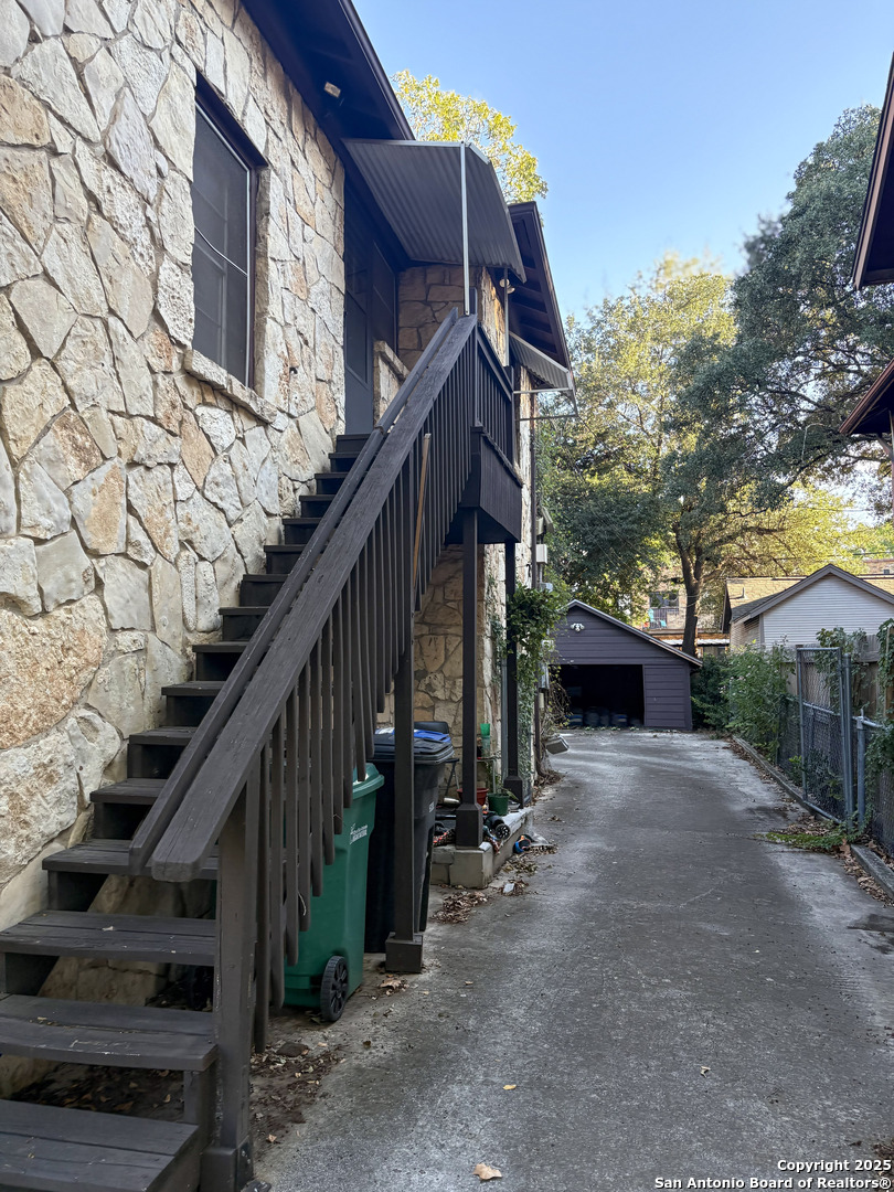 210 E Lullwood Ave 208