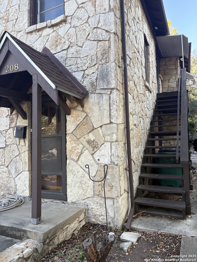 210 E Lullwood Ave 208