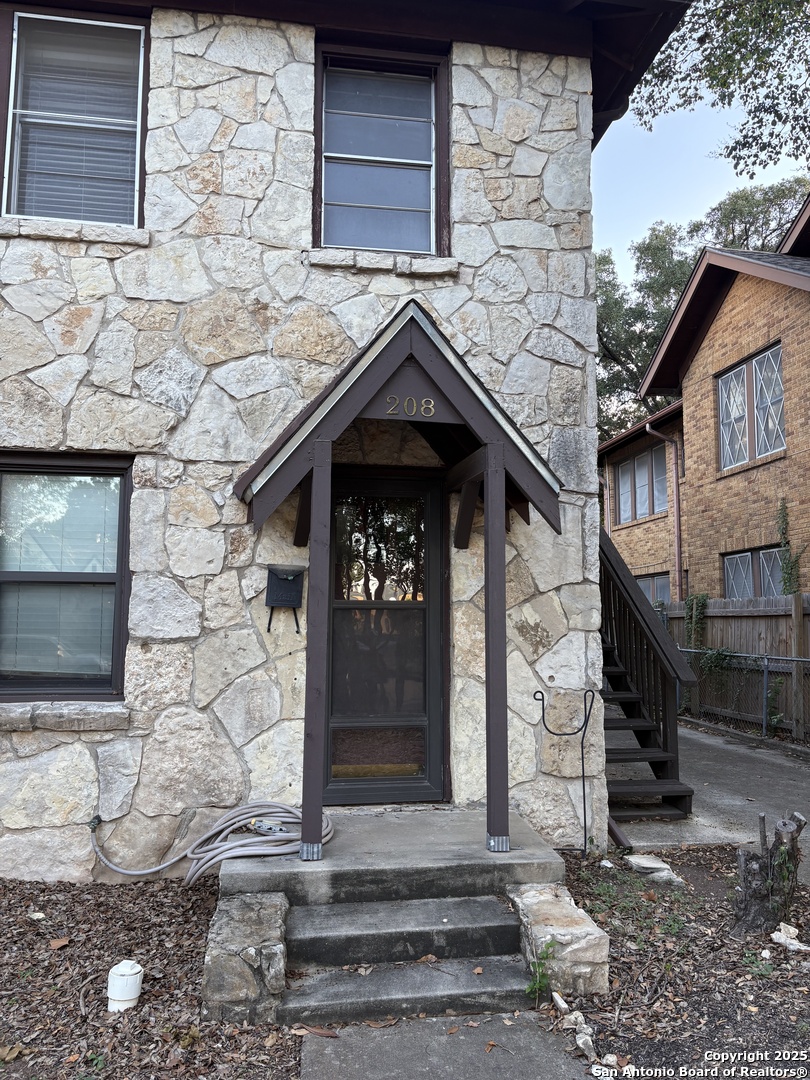 210 E Lullwood Ave 208