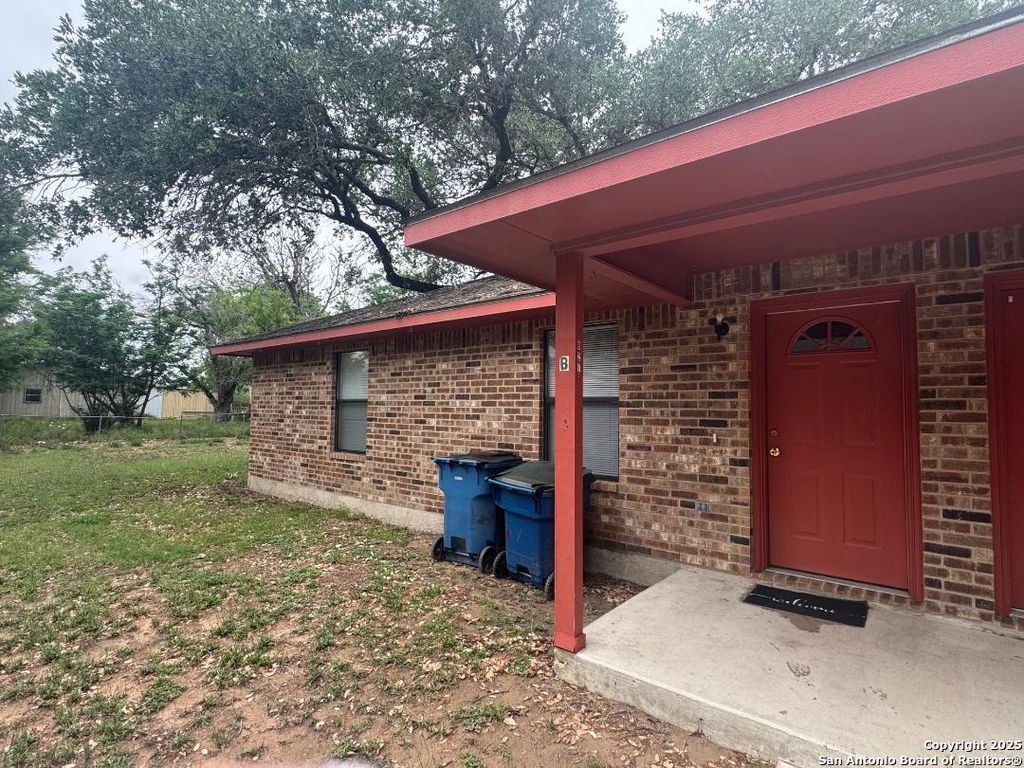 Photo of 827 Dallas, Pleasanton, TX 78064 (MLS # 1860758)