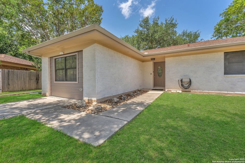 Photo of 139 Navajo Circle, Cibolo, TX 78108 (MLS # 1878798)