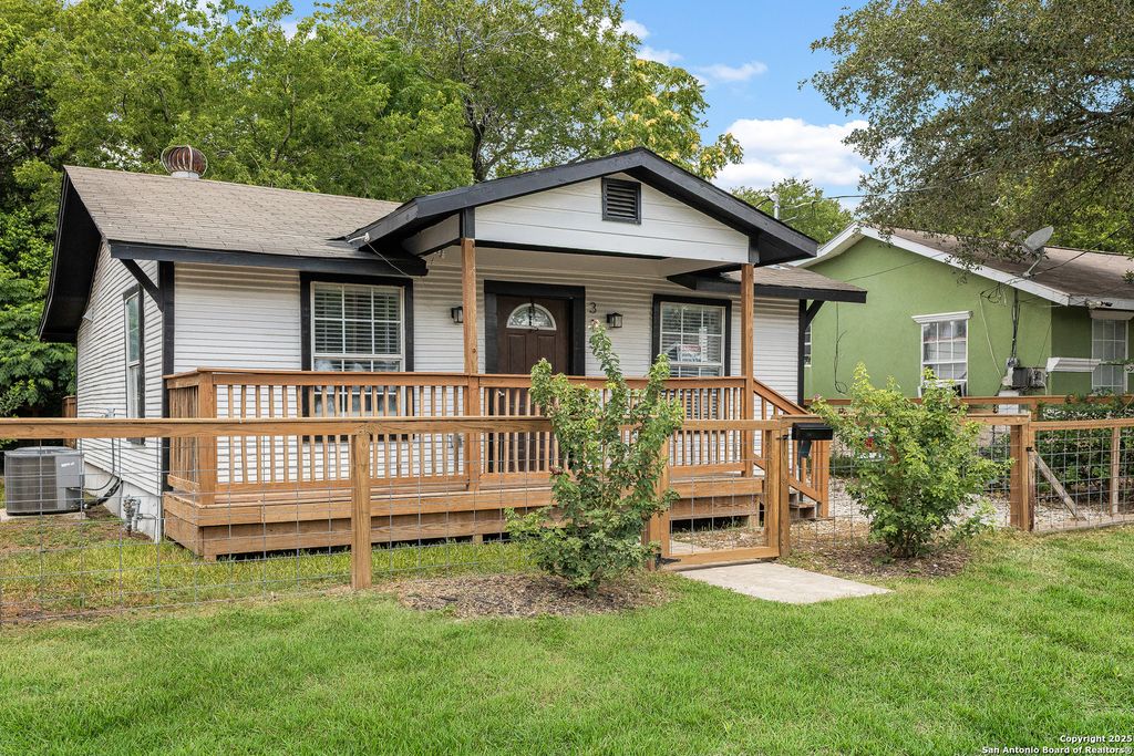 Photo of 315 Saint James, San Antonio, TX 78202 (MLS # 1880438)