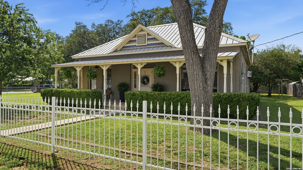 Photo of 431 E Commerce St, New Braunfels, TX 78130 (MLS # 1993995)