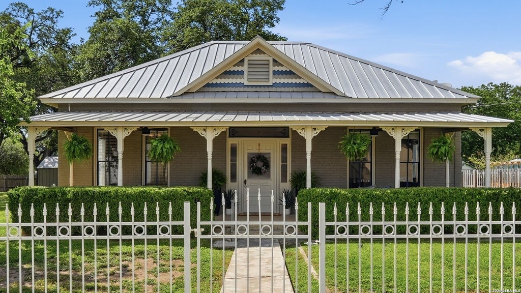 Photo of 431 E Commerce St, New Braunfels, TX 78130 (MLS # 1993995)