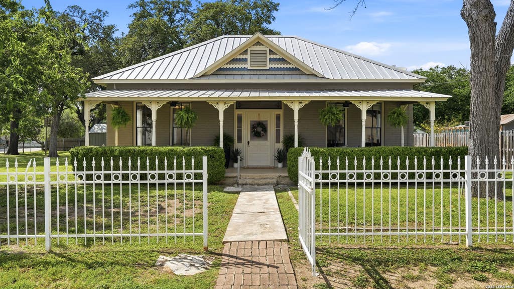 Photo of 431 E Commerce St, New Braunfels, TX 78130 (MLS # 1993995)