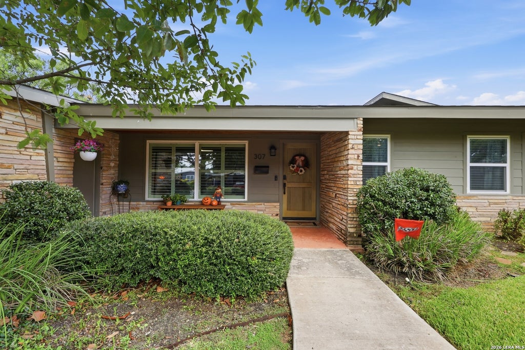 Photo of 307 CALUMET PL, San Antonio, TX 78209 (MLS # 2023593)