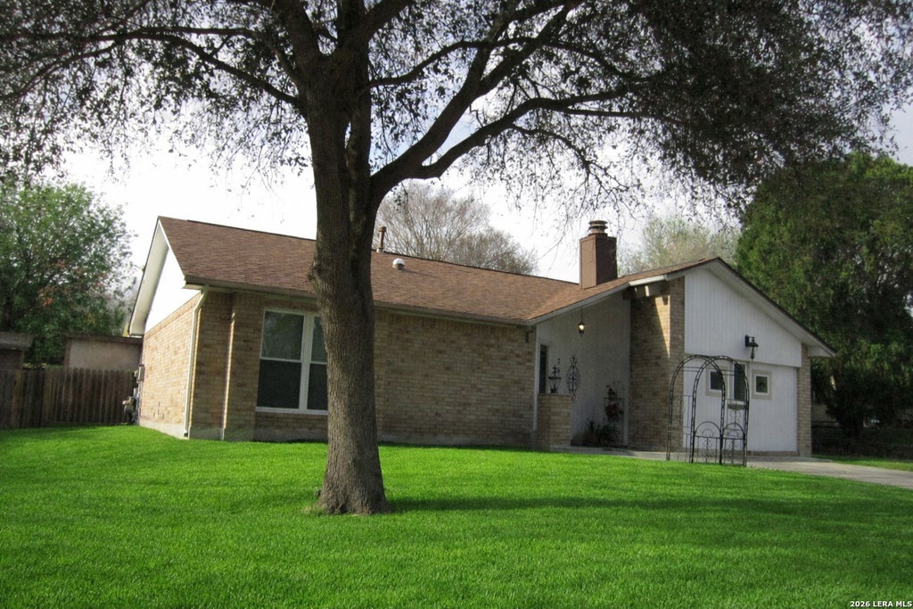 Photo of 7911 Forest Cabin, Live Oak, TX 78233 (MLS # 1946592)