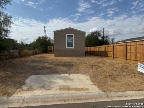 A home in Cotulla